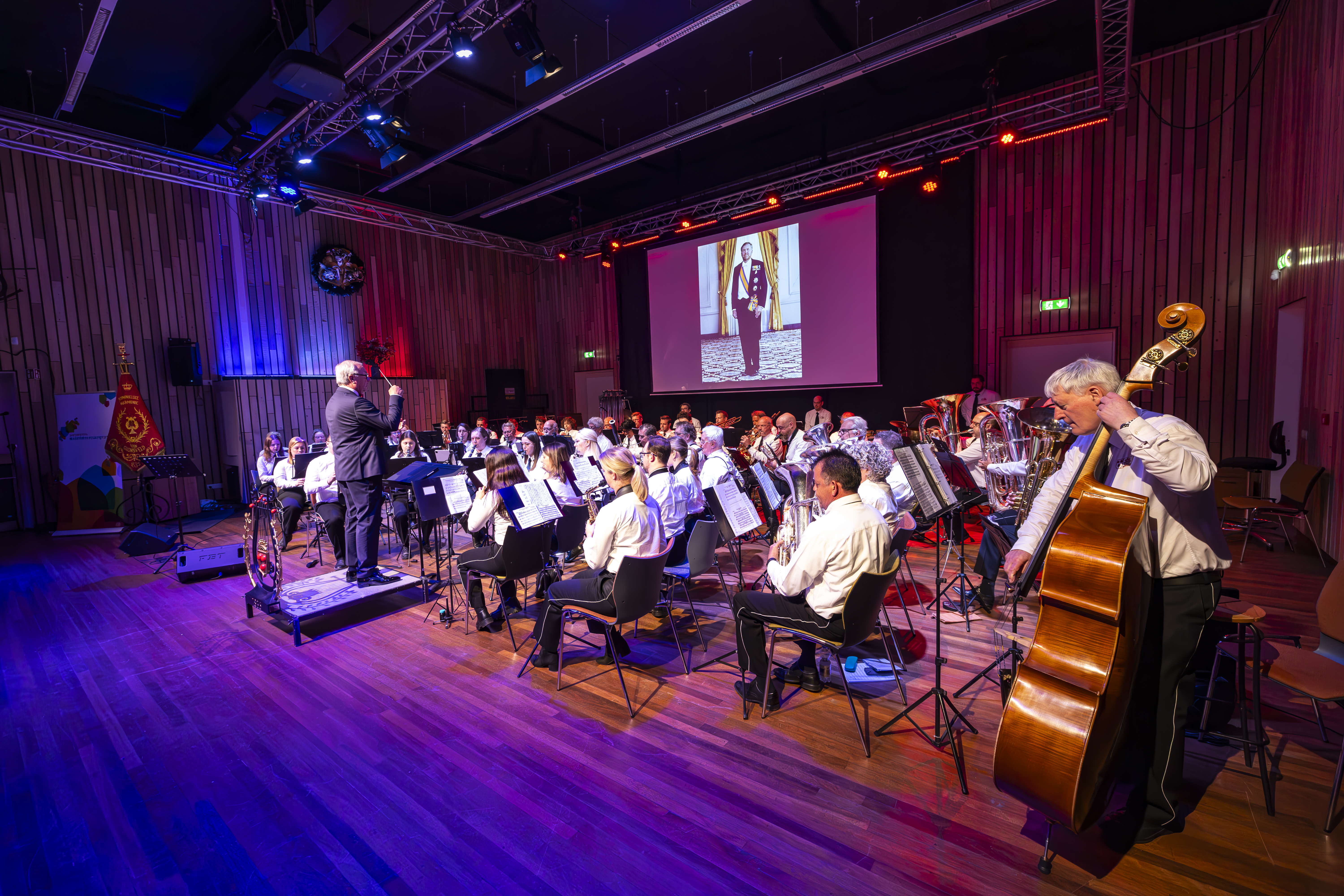 harmonie van gronsveld speelt, zittend, met witte hemden